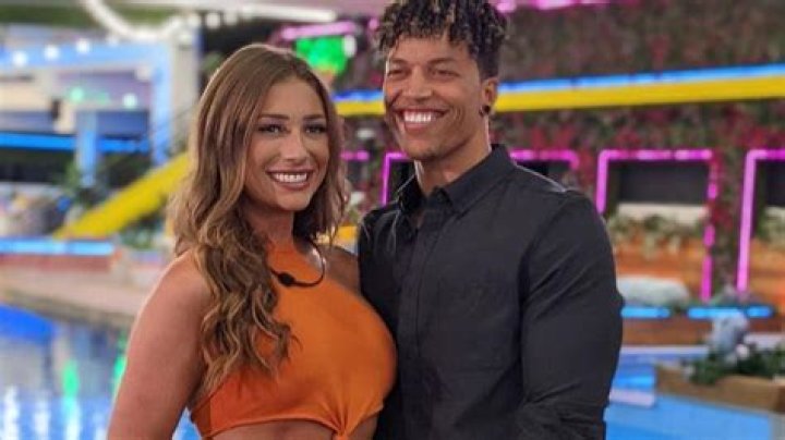 Olivia Kaiser Love Island: A Story of Reality TV, Real Love, and New Beginnings